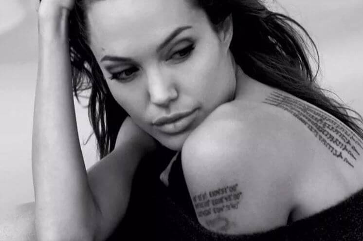 Angelina Jolie - A verse in Pali on her left shoulder blade